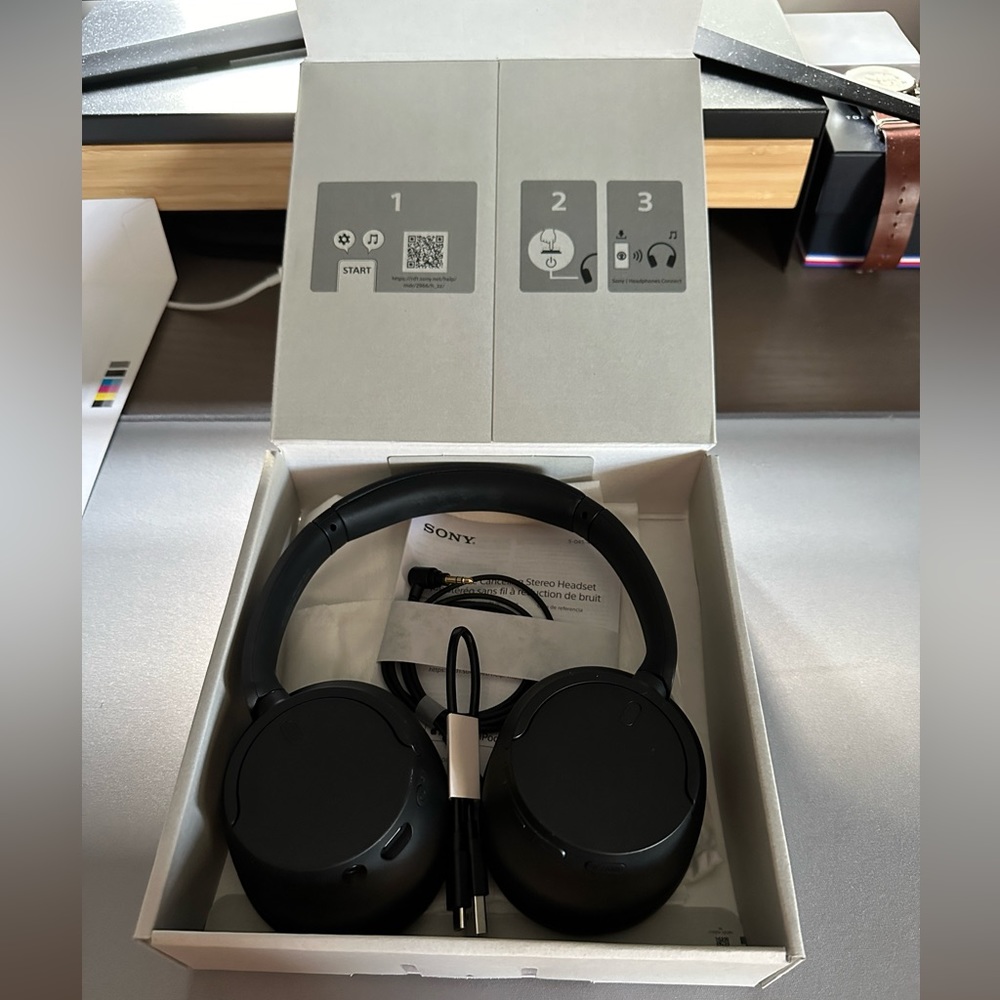 Sony Noise Canceling Headphones - Picture 5 of 7